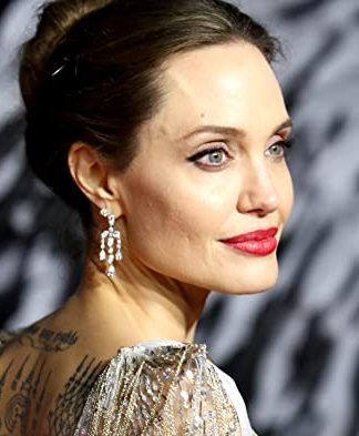 Angelina Jolie MVBNTFjZTFmOWQtYjVlNCMTILTkNTItNDBhMmRjZDYYWIXkEyXkFqcGdeQXVyMTEyMjMNDc CR SX CR AL